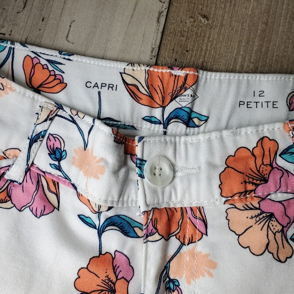 St. John’s Bay Capris Size 12 Petite Secretly Slender Panel White Posie Floral - Picture 9 of 16